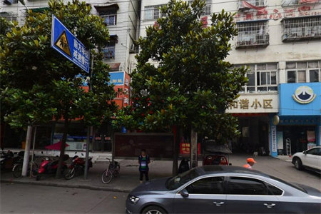 东岳广场十楼3室2厅1卫精装急售85万房东包过户可分期